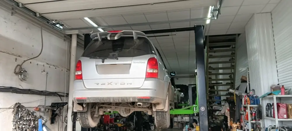 Автомобиль на подъёмнике